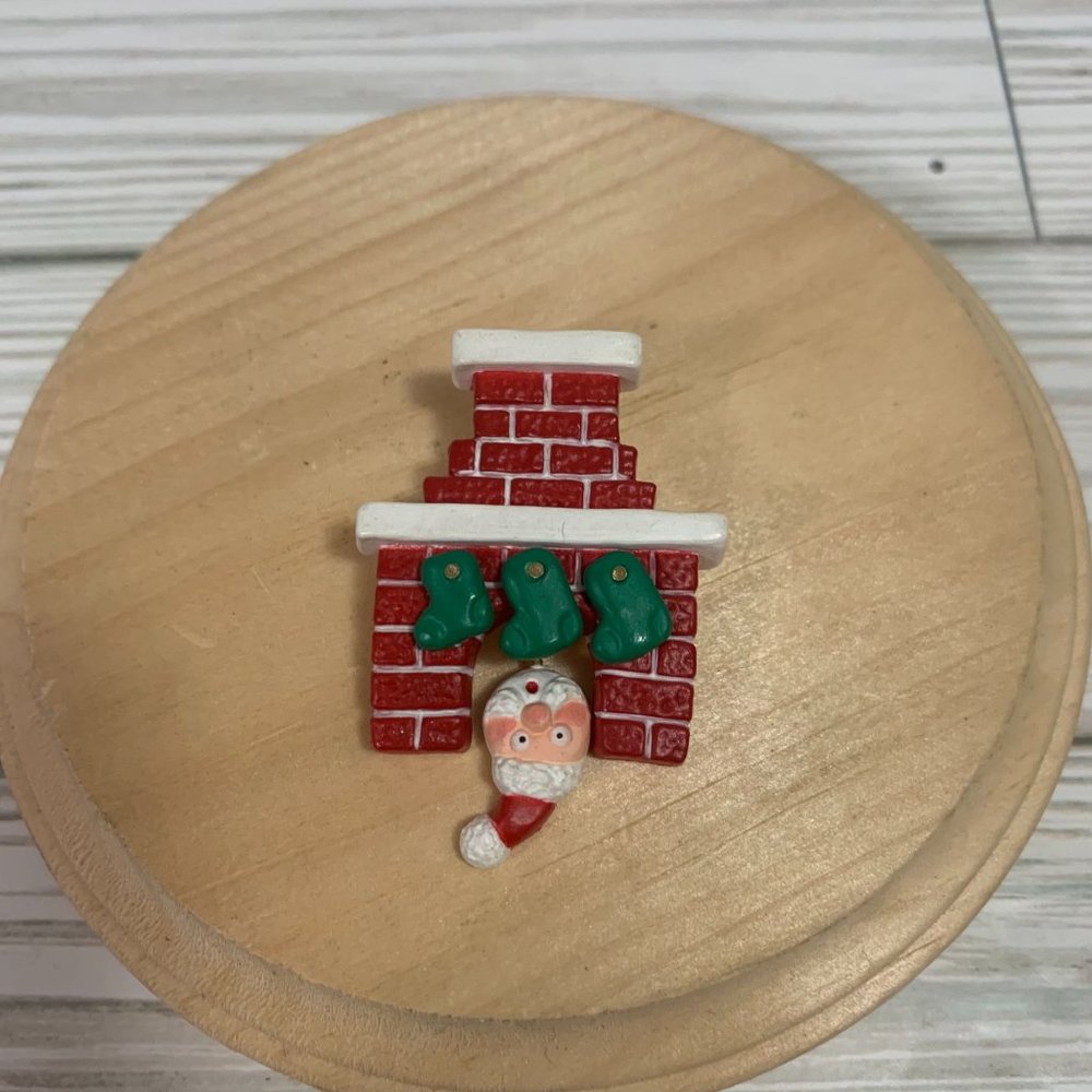 Vintage Hallmark Christmas Santa Peek A Boo Fireplace Brooch